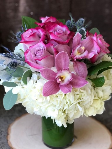 Flower Delivery in Santa Clarita, California made will roses, hydrangea and orchids 